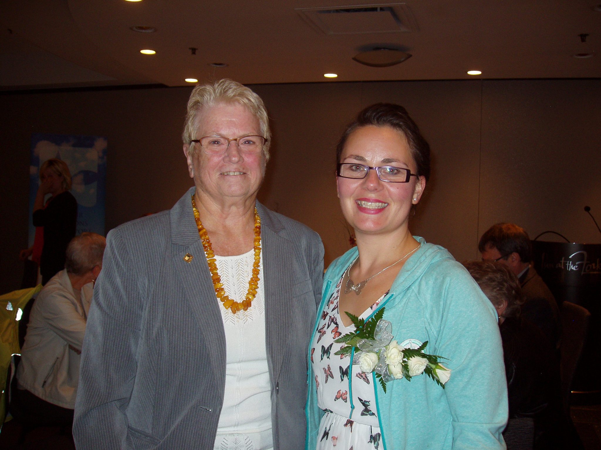 Tracy Thiele receiving the Marlene Fitzsimmons Scholarship from Marlene Fitzsimmons. (Photo sent in by Marlene Fitzsimmons)